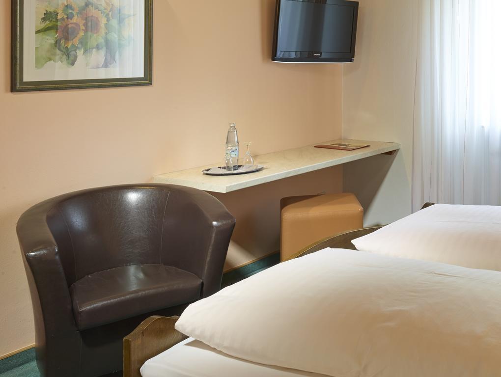 Hotel Loesch Pfaelzer Hof Romerberg الغرفة الصورة