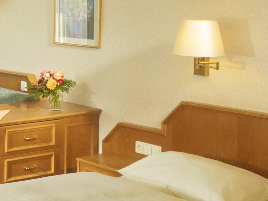Hotel Loesch Pfaelzer Hof Romerberg الغرفة الصورة