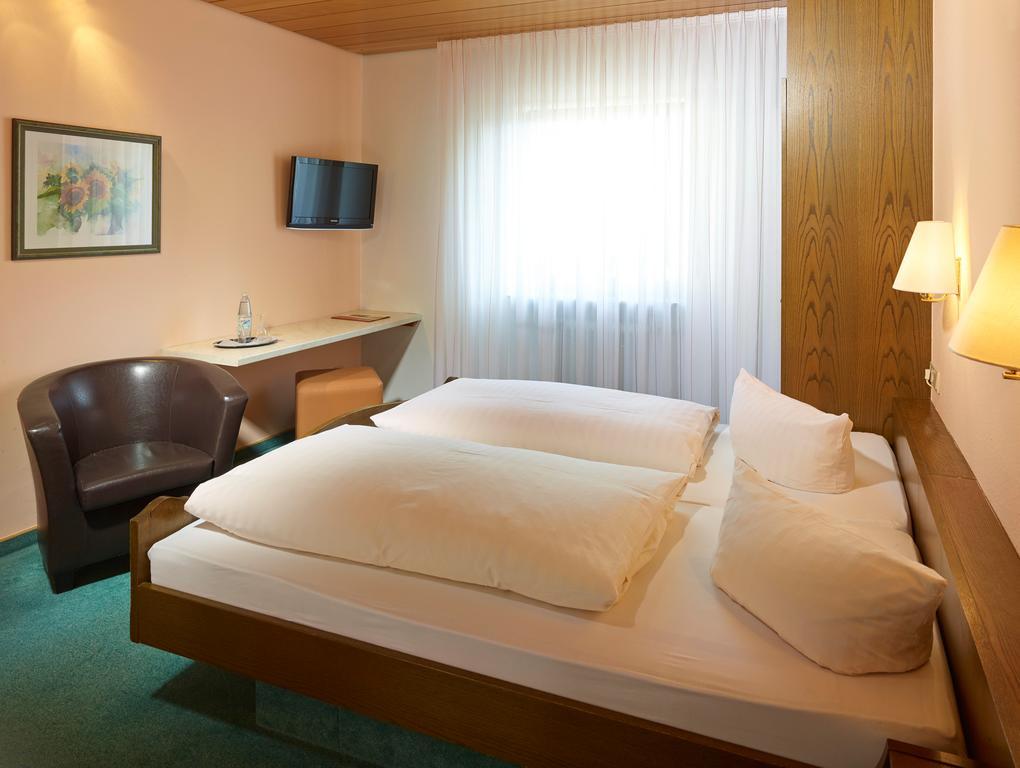 Hotel Loesch Pfaelzer Hof Romerberg الغرفة الصورة